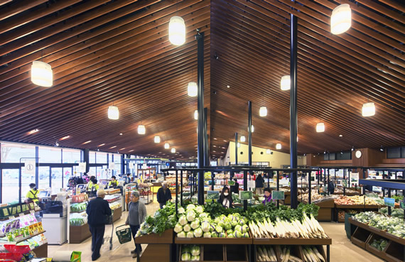 鮮度がいのちの直売所の農産物は、LEDの照明でやさしく照らされます。 地産地消　資源循環型リサイクル