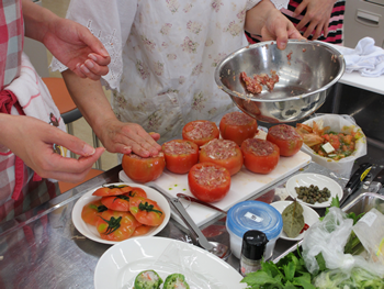 トマトの肉詰め煮作り。具材をしっかり詰めたら、切り口を下にしてまずは焼き色をつけます。後は煮るだけ！