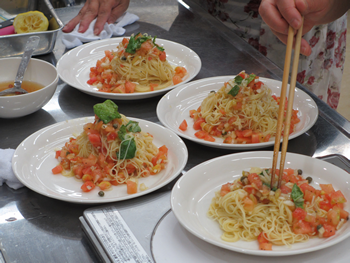 冷製パスタ作り。今日のパスタは極細の「カッペリーニ」。夏にぴったり！お子様にもおススメです。