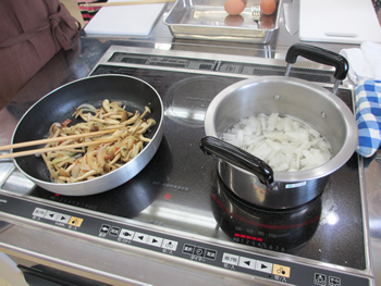 生地をねかせている間に、フィリング作り。かんぴょうは、お湯で茹で、しめじやベーコンなどは炒めていきます。