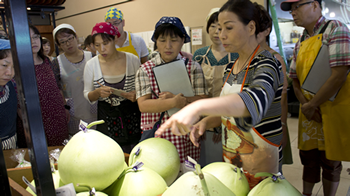 下野市ならではの「夕顔」売場にも足をとめて見学。初めてみる食材が道の駅にはたくさん！！