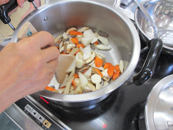 まずは、具だくさんの「けんちん汁」作り。道の駅の新鮮食材がたくさん！！