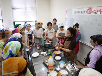 調理前には安心のデモンストレーション。先生の楽しいお話に笑い声がたえません。