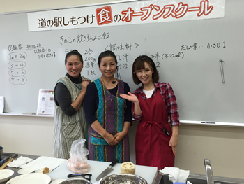 臼居先生（中央）・アシスタントの斉藤さん（左）・ＭＣみきチン（右）、抜群のチームワーク！次回もお楽しみに！！