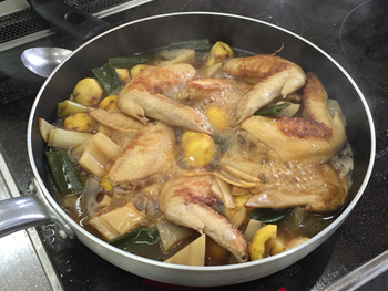 鶏手羽にこちらも立派なれんこん、先ほどの「栗」をたっぷり加えて煮込んでいきます。ごはんにぴったりの一品が完成！