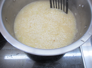 「アスパラガスのリゾット」作り。お米は洗わない！ブイヨンは少しずつ加えるのがポイント！
