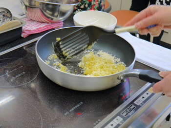 揚げないとんかつは、なんとパン粉をオリーブ油で炒めてころもを作ります！