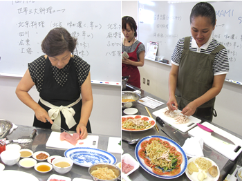 鶏肉は厚みを整えるために肩の部分を開きます。ゆであがった鶏を手で細かく裂いていきます。