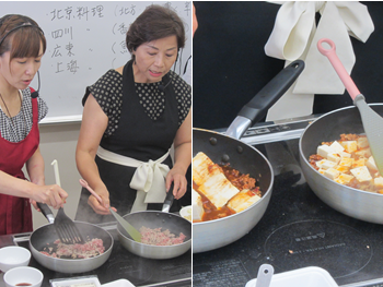 レシピでは木綿豆腐を使用してますが、デモンストレーションでは、アシスタントの斉藤美貴さんと同時進行で木綿と絹の作り方の違いを教えてくれました。木綿はあらかじめサイの目に切って入れますが、絹は鍋の中でザク切りです。