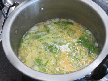 麻婆豆腐のとろみをつけるのに使った片栗粉のあまりと、棒々鶏で使った鶏をゆでたゆで汁に玉子を入れて簡単もう一品、玉子スープも作ってみました！これがいい出汁がとれて絶品でした！