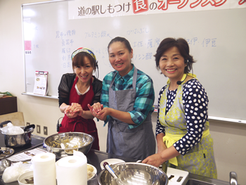 本日の3人娘。臼居先生（右）・アシスタントの斉藤さん（中央）・ＭＣのみきチン（左）、抜群のコンビネーションで、今回も二部制ありがとうございました！