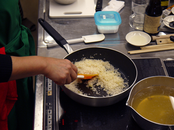 さてさてリゾットですが、玉ねぎをフライパンで炒め、透明になってきたらお米を入れます。お米もフライパンで玉ねぎと一緒に炒めます。