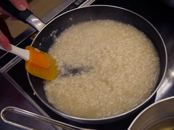 お米が透明になってきたところでスープを足して煮ていきます。スープはいっぺんに入れずに、お米が隠れるぐらいまで。水気がなくなったらまたスープを足して・・・というように地道な作業を繰り返します。
