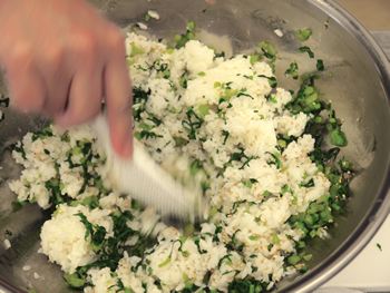 こちらは「菜飯」。大根の葉っぱを塩茹でしたものを、酢飯を作るように混ぜ合わせていきます。キレイな青味の決め手は、冷水にとって色止めとギュッと水気を絞ってくださいね。おにぎりにするのもおススメです！