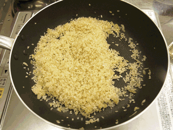美味しいリゾット作りに欠かせない「お米は洗わない！」のポイントを守って、ブイヨンは少しずつ加えていきましょう。ブイヨン保温程度の火加減を保ちながら使ってくださいね。
