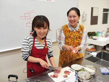 こちらでは、MCみきチン（左）とアシスタントの斉藤さん（右）の“Wサイトウ”による寿司職人が出現！アレンジ編としてローストビーフと白米でにぎり寿司を作っております！