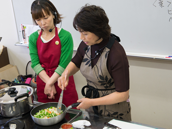 まず先に野菜から炒めます。カレーの時の玉ねぎと同様に、ゆっくり炒めると野菜の旨みがでるそうです。