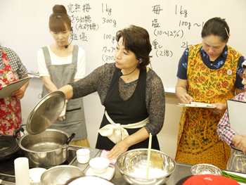 ではでは、本題の餃子作りへ。今回も臼居先生（中央）、MCのみきチン（左）、アシスタントの斉藤さん（右）のベストメンバーでデモンストレーションからお送りいたします。