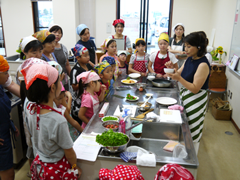 何だか、いつもと違うぞ！？今日は夏休み特別企画！「くまさんオムライスを作ろう」を開催いたしました。カワイイ参加者さんに囲まれて、楽しい料理教室の始まり始まり♪