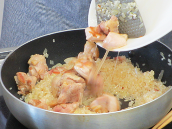 パエリアは炒める工程へ。お肉と魚介の両方が入った特別仕様なのでまずは、鶏肉。焼き色が付いたら一度取り出すのがポイント！お肉からでた脂（旨味）は捨てずに、にんにく・・・お米と加えて炒めていきます。お米が透きとおったら、お肉や解凍したシーフードミックス等を加えましょう。