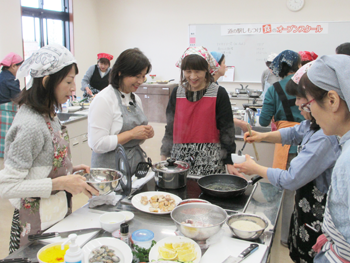 臼居先生にアドバイスをいただきながら、常連さんも初参加の方も一緒に和やかな雰囲気で調理が進みます。「野菜の切り方」や「火加減のコツ」など、日頃の悩みを相談できる絶好のチャンス！皆さんも安心していらしてくださいね。