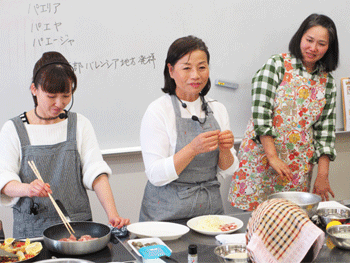 臼居先生（中央）、アシスタントの斉藤さん（右）、ＭＣみきチン（左）の3人による楽しい教室が毎月開催！臼居先生作「いちごの花束」・斉藤さん作「カービング」こんな素敵な作品・技の披露も、お楽しみに。