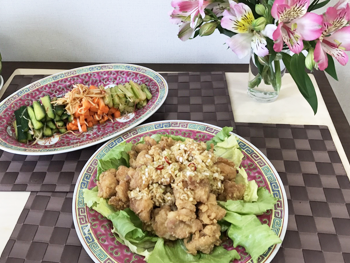 先生持参の素敵なお皿でさらに美味しそう！道の駅で販売しているお花も飾って、こんなテーブルコーディネートになりました。こんな風にテーブルコーディネートが見られるのもこの教室の楽しみです♪