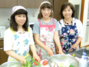 今日も楽しく、お料理を教えてくださった臼居先生（右）。「家でも作れるなんて♡」「作ってみよう！」と皆さんに言っていただけるメニューをご用意して、スタッフ一同お待ちしております。