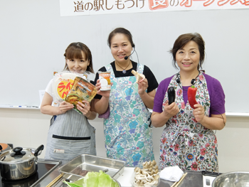 臼居先生（右）の頼もしいアシスタント斉藤さん（中央）。今日は、宇都宮にあるタイ料理のお店「象の家」のマダムでもある斉藤さんに講師になっていただき、二人の先生とMCみきチン（左）のスペシャル版です！