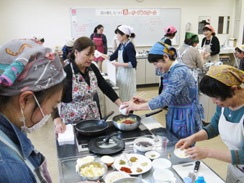 皆さんの調理の方はどうかな？お席が「自由」なこの教室、初参加の方も・常連さんもみんな一緒！気になる行程の「頃合い」も先生のアドバイス付きなので安心♪