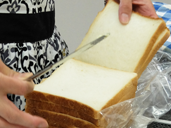 二品目はサンドイッチ！サンドイッチには焼き立ては不向きなんだとか。切りづらく食べたときにもつぶれてしまうのでからなんですって！今日はいつでも美味しいパン・デ・パルクさんの食パン！