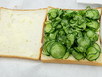 下準備ができたら、パンにバターをぬって具を隅々まで平均してのせていきましょう。これは食べたときに嬉しいサンドイッチになりそう♪