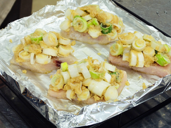 後は焼くだけ！今日は魚焼きグリルで焼いていきます。オーブントースターをお持ちの方はもちろんトースターでもOK。アルミホイルを敷いた上に並べて焼くと片づけも簡単！端を少し立ててあげるとこぼれずに安心して使えます。焼き上がりを待つ間に、二品目へと調理を進めましょう。