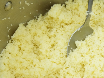 その見た目に皆さん思わず某芸人さんが小麦粉からお米を作り出す場面を思い出してしまった「世界最小のパスタ」とも呼ばれる「クスクス」。最近はごはんの代わりに召し上がる方も多いですよね。カロリーはごはんよりも低く、美容にもおすすめの食材。もどすと独特な臭いがあるため、バターと塩を加えてもどしていきます。