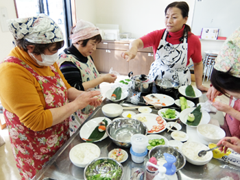 臼居先生から笹の葉のプレゼント！力作を並べていきます。皆さん真剣!!いつもは賑やかな雰囲気なのですが、今日はとっても静か。熱中しちゃいますよね。