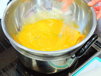 さあ、まずは一品目「ティラミス」作りへ。卵に砂糖を入れ湯煎しながら白っぽくなるまで泡立てます。温めすぎて固まってしないように気をつけて！マスカルポーネチーズを加えてチーズクリームができたら準備万端！
