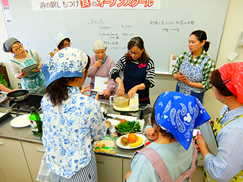 先生を囲み、おしゃべりしながら進んでいきます。今日は少人数制なので、アドバイスも一人一人の方にじっくり。大勢でも楽しいけれど、どの行程もしっかりと体験し、なかなか質問できなかった方も安心してお話していただけます。帰ってからも実践しやすいこと間違いなし。