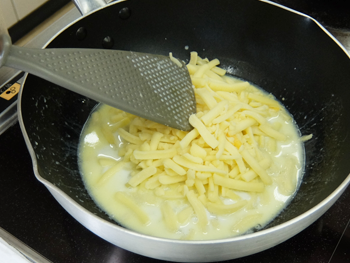 フライパンでチーズを溶かしていきましょう。今日はモッツァレラチーズ入りでさらにコクが！ここに先程のじゃがいもを少しずつ加えて練り上げていきましょう。
