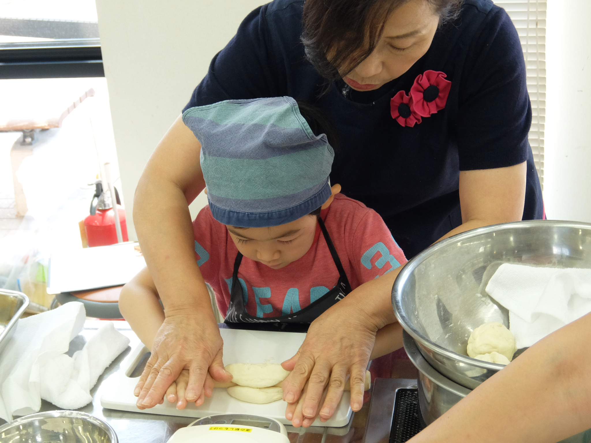 「かんぴょうのミルフィーユとんかつ」揚げ上がりがこちら！断面もキレイですね。皆さん美味しそうに揚がりました。お好みで「レモン」を絞ったり、「からし」や「ウスターソース」をつけて召し上がれ♪
