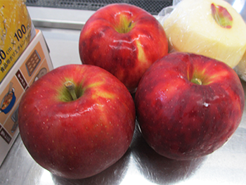 まとまった生地は1次発酵へ。ちょっと休憩して旬のりんごをつかった「アップルケーキ」のデモンストレーションへ。今日のりんごは「紅玉」。