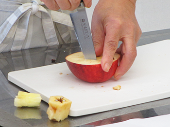 ここでデザート「ベイクドアップル」作りへ。りんごは「紅玉」酸味もあってお菓子作りに最適。芯をくりぬく際には、芯を押さえるようにしましょう。