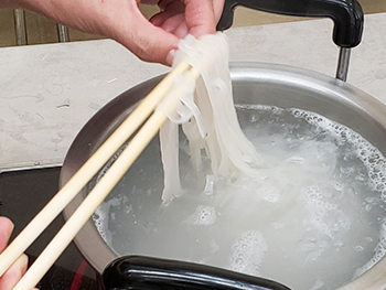 今日はトムヤムヌードルなので、食べる直前にセンレック（米麺）を茹でましょう。
