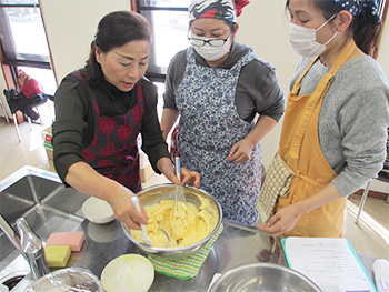 2月の教室は「バレンタイン」にぴったりな豪華スイーツ！臼居先生（左）にコツを教えてもらいながら、難易度高めの「ガトーダミエ」に挑戦しました。
