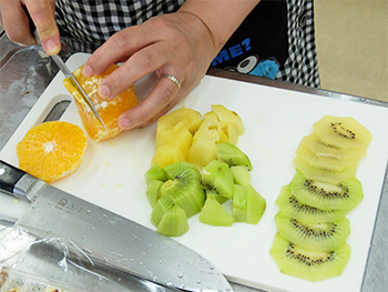 フルーツは表面用にきれいな断面を切り出し、残りは中にクリームと合わせて入れるように角切りに。バナナは色が変わってしまうので中にだけ加えましょうね。