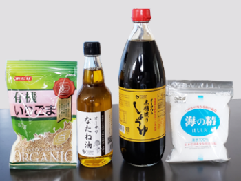 道の駅の新鮮食材に加えて、今日は厳選した調味料をご用意。調味料こそ良い物を。ラベルのウラを見ながらお買い物ってとっても大事。ラベルを見るところからスタートです。
